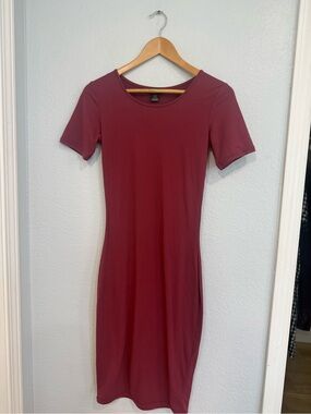 Very Soft Flattering Slim-Fit Short Sleeve Midi Dress in Wine Size Small